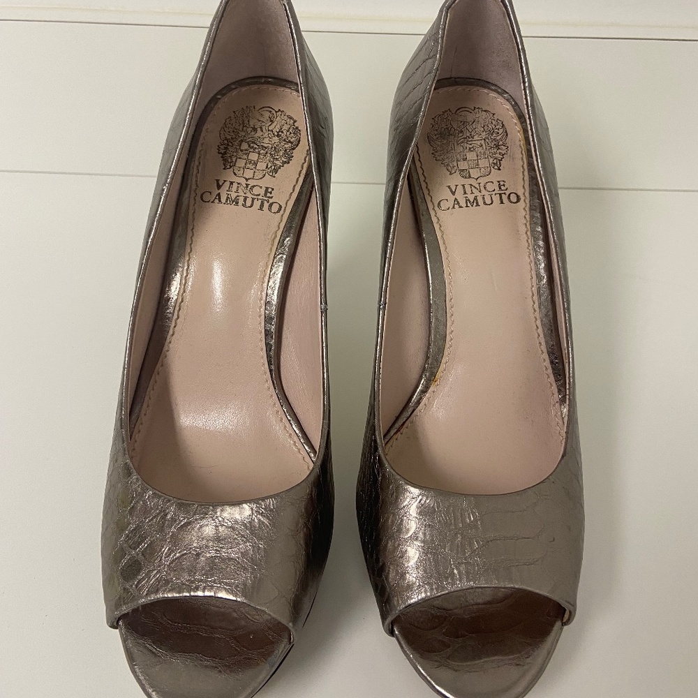 Vince Camuto Metallic Platform Peeptoe Heels size 7.5
